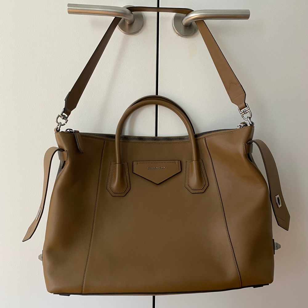 Givenchy Medium Antigona Soft Bag in smooth leather